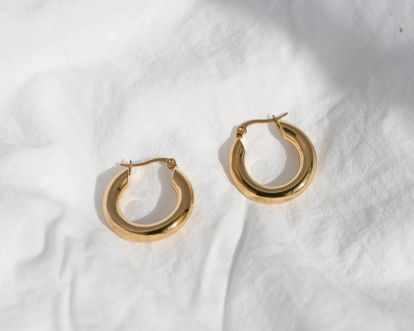 25mm Classic Sleek Gold Hoop Earrings