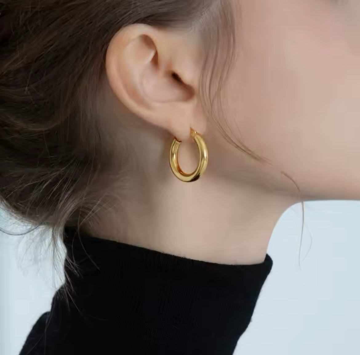 25mm Classic Sleek Gold Hoop Earrings